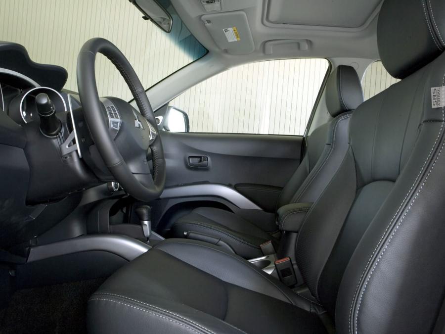  Mitsubishi Outlander 4WD 2007 года  (US) (фото 14 из 66)